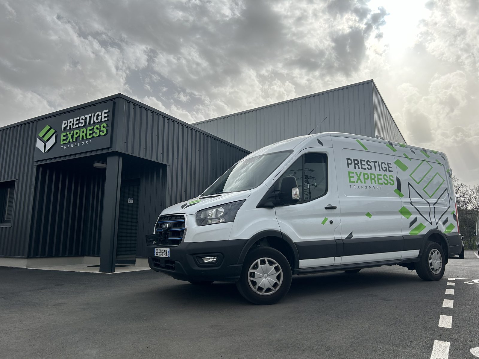 Véhicule électrique Prestige Express devant le dépôt de Ménétrol