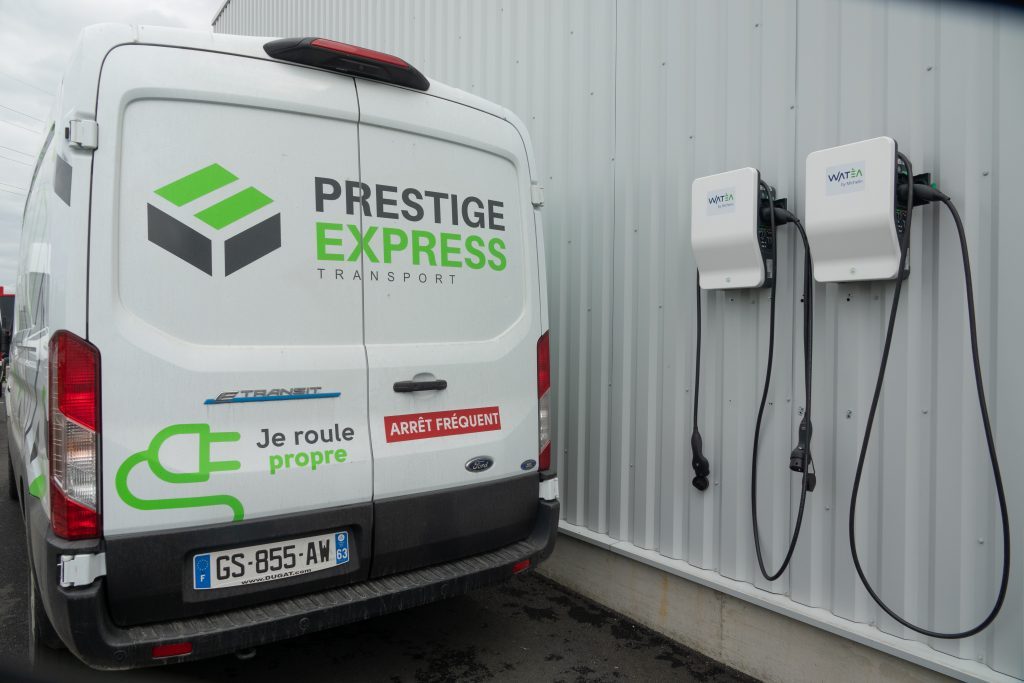 Véhicule électrique Prestige Express en recharge sur une borne du dépôt